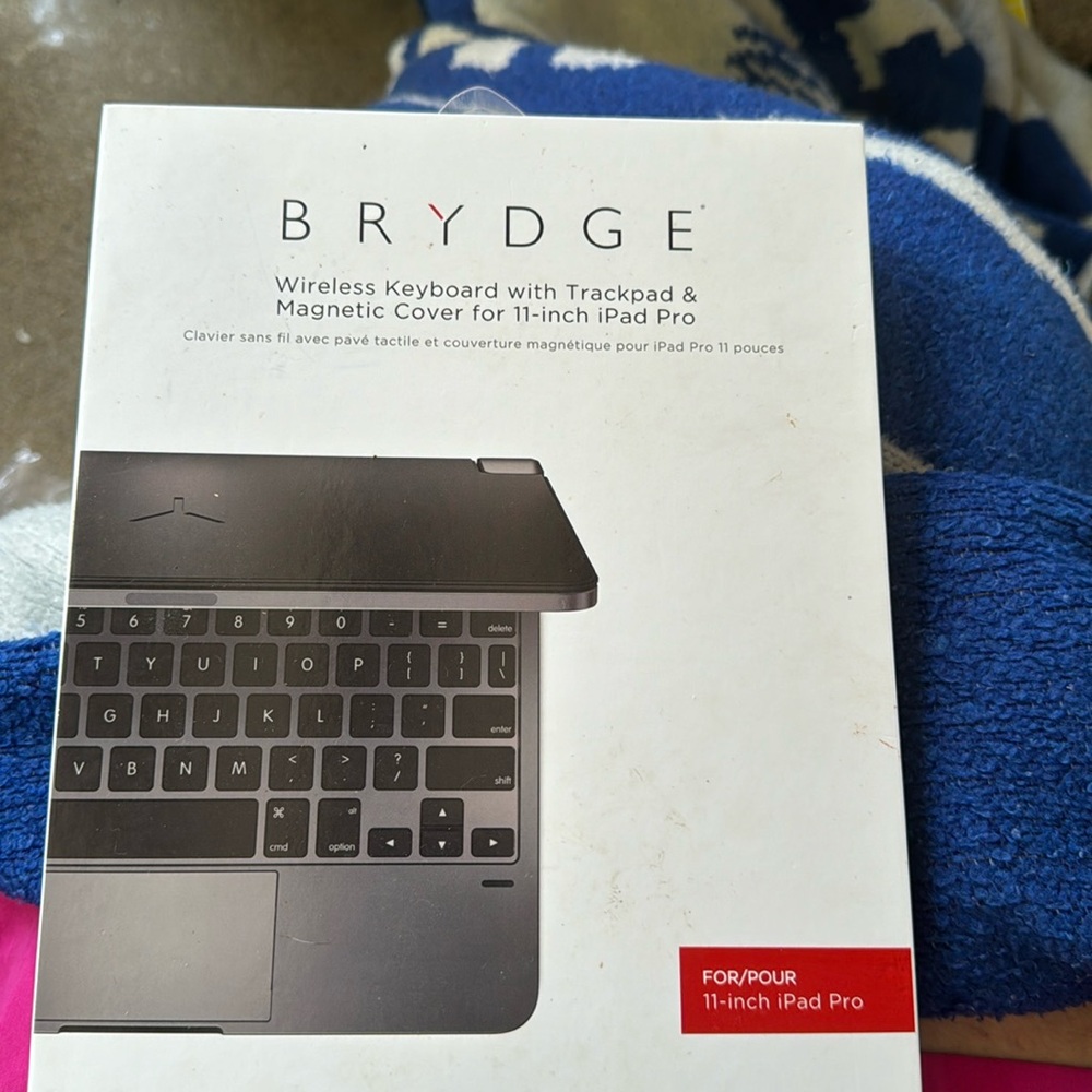 Wireless keyboard with trackpad a& magnetic cover 11 inch I pad pro